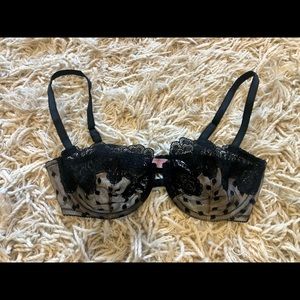 Perfect condition. Beautiful, lace Victorias Secret bra.“Very Sexy” collection.